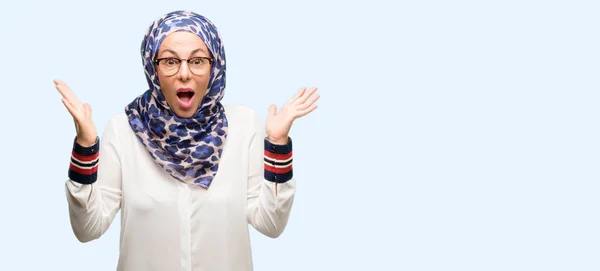 Mulher Árabe Muçulmano Meia Idade Vestindo Hijab Feliz Surpreso Torcendo — Fotografia de Stock