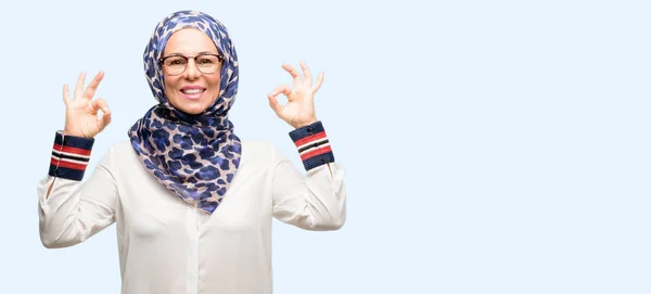 中世纪穆斯林阿拉伯妇女戴头巾做 标志手势双手表示冥想和放松孤立的蓝色背景 — 图库照片