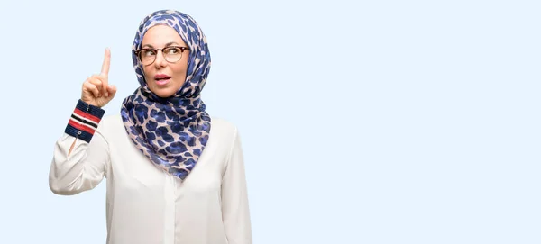 Edad Media Musulmana Árabe Mujer Usando Hijab Feliz Sorprendido Animando — Foto de Stock