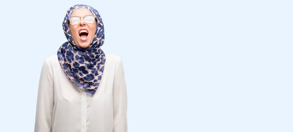 中年イスラム教徒アラブ女性ストレス パニック 恐怖のヒジャーブを着て憤慨し不満を叫んでします 不快なジェスチャー クレイジー分離青い背景がうるさくて迷惑な仕事 — ストック写真