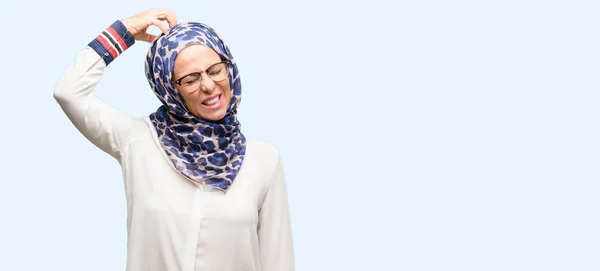 Mujer Árabe Musulmana Mediana Edad Que Usa Expresión Duda Hijab —  Fotos de Stock