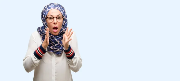 Mulher Árabe Muçulmano Meia Idade Vestindo Hijab Estressante Mantendo Mãos — Fotografia de Stock