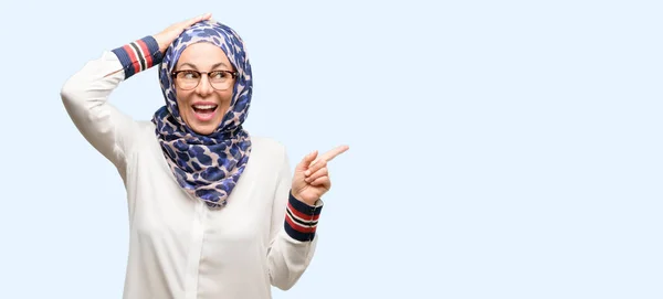 Mujer Árabe Musulmana Mediana Edad Que Usa Hijab Apuntando Hacia — Foto de Stock