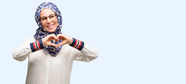 Mujer Árabe Musulmana Mediana Edad Vistiendo Hijab Feliz Mostrando Amor —  Fotos de Stock