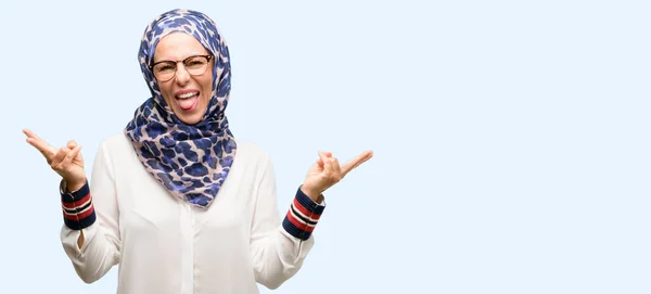 Mujer Árabe Musulmana Mediana Edad Que Usa Hijab Mirando Cámara — Foto de Stock