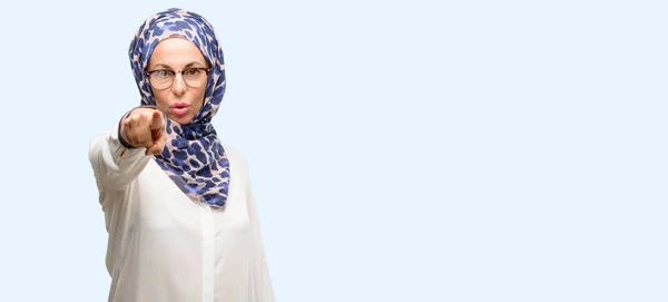 中世纪穆斯林阿拉伯妇女戴头巾指向前面与手指孤立的蓝色背景 — 图库照片