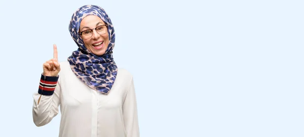 Muslimische Arabische Frau Mittleren Alters Trägt Hijab Der Seitlich Mit — Stockfoto