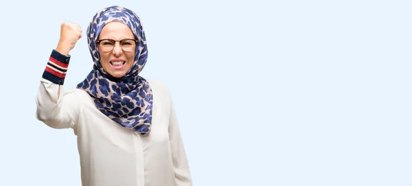 中世纪穆斯林阿拉伯妇女戴头巾激怒和愤怒表达负面情绪 恼火的人孤立的蓝色背景 — 图库照片
