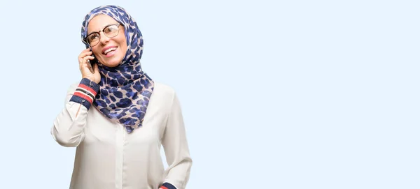 Μέση Ηλικία Μουσουλμάνοι Αραβικά Γυναίκα Φοράει Μαντίλα Ευτυχισμένη Μιλάμε Χρησιμοποιώντας — Φωτογραφία Αρχείου