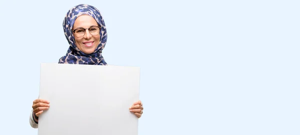 Donna Araba Musulmana Mezza Età Che Indossa Hijab Con Banner — Foto Stock