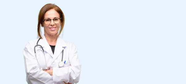 医生妇女 医疗专业与横渡的胳膊自信和愉快以一个大自然微笑笑孤立蓝色背景 — 图库照片