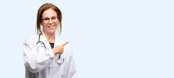 Доктор Жінка Медичний Фахівець Вказує Збоку Пальцем Ізольований Синій Фон — стокове фото