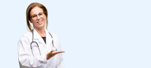 Доктор Жінка Медичний Фахівець Тримає Щось Порожній Руці Ізольований Синій — стокове фото