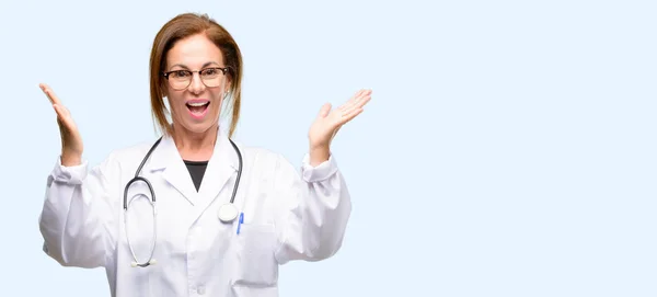 Médico Mulher Profissional Médico Feliz Surpreso Torcendo Expressando Wow Gesto — Fotografia de Stock