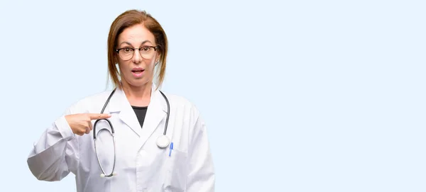 Dokter Woman Medische Professional Blij Verrast Juichen Waarin Wow Gebaar — Stockfoto