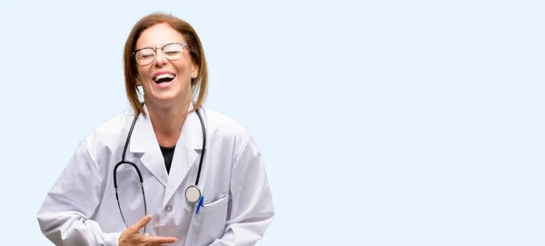 Доктор Женщина Медицинский Работник Уверенный Счастливый Большой Естественной Улыбкой Смеется — стоковое фото