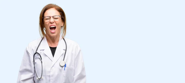 Γιατρός Γυναίκα Ιατρικό Επαγγελματία Αγχωτικός Τρομαγμένος Στον Πανικό Φωνάζει Εξοργισμένος — Φωτογραφία Αρχείου