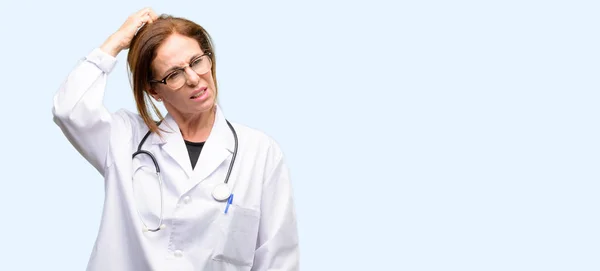 Dokter Vrouw Medische Professionele Twijfel Expressie Verwarren Vraag Concept Onzekere — Stockfoto