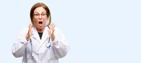 Läkare Kvinna Medicinsk Professionell Stressigt Att Hålla Händerna Huvudet Livrädd — Stockfoto