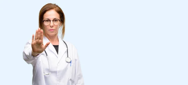 Mujer Doctora Profesional Médico Molesto Con Mala Actitud Haciendo Señal — Foto de Stock