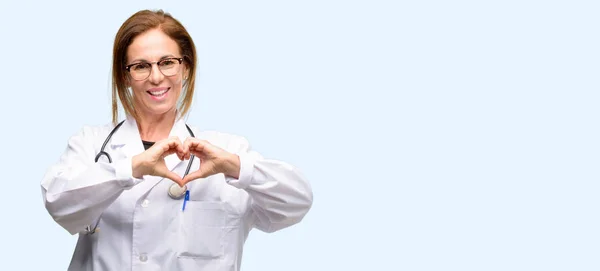 Medico Donna Medico Professionista Felice Mostrando Amore Con Mani Forma — Foto Stock