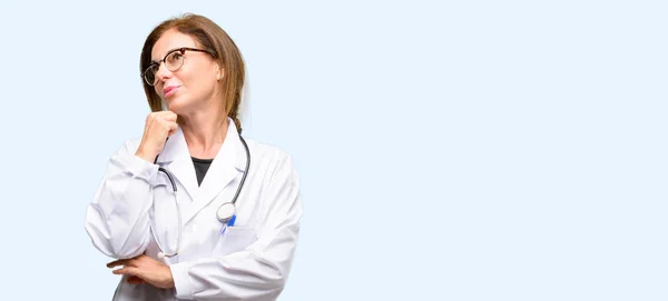 Γυναίκα Γιατρός Επαγγελματική Ιατρική Σκέψη Και Κοιτώντας Ψηλά Εκφράζοντας Αμφιβολίες — Φωτογραφία Αρχείου