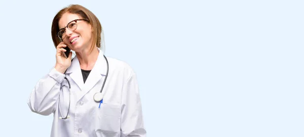 Dokter Vrouw Medische Professionele Gelukkig Praten Gsm Smartphone Geïsoleerd Blauwe — Stockfoto