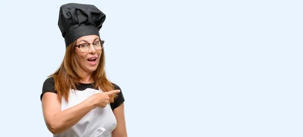 Kochfrau Mittleren Alters Trägt Kochschürze Die Seitlich Mit Dem Finger — Stockfoto
