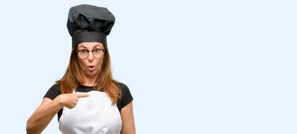 Mujer Cocinera Mediana Edad Vistiendo Delantal Chef Feliz Sorprendido Animando —  Fotos de Stock