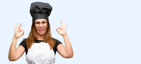 Medioevo Cuoco Donna Indossando Grembiule Chef Facendo Gesto Segno Con — Foto Stock