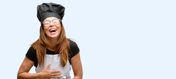 中年厨师妇女穿着厨师围裙自信和快乐的大自然微笑笑孤立蓝色背景 — 图库照片