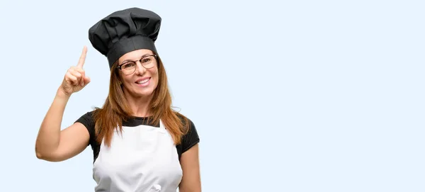 Meia Idade Cozinheiro Mulher Vestindo Avental Chef Levantando Dedo Número — Fotografia de Stock