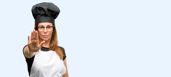 Μέση Ηλικία Μάγειρας Γυναίκα Φοράει Σεφ Ποδιά Ενοχλημένος Κακή Στάση — Φωτογραφία Αρχείου