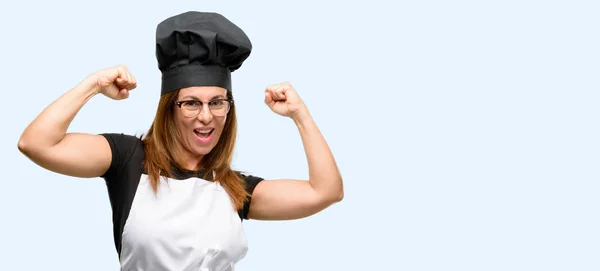 Mujer Cocinera Mediana Edad Vistiendo Delantal Chef Feliz Emocionado Celebrando —  Fotos de Stock