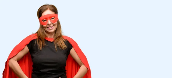 Medioevo Donna Super Eroe Indossando Maschera Rossa Mantello Fiducioso Felice — Foto Stock