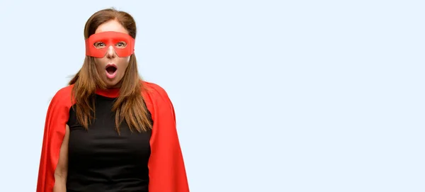Супергероиня Средних Лет Женщина Красной Маске Плаще Напуганы Шока Выражая — стоковое фото