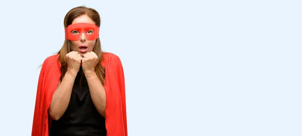 Супергероиня Средних Лет Женщина Красной Маске Плаще Ужасе Нервном Выражении — стоковое фото