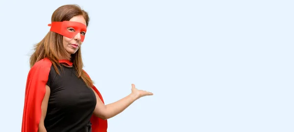 Mujer Super Héroe Mediana Edad Con Máscara Roja Capa Segura —  Fotos de Stock