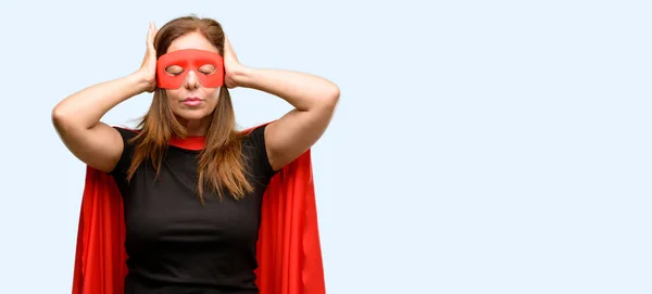 Mujer Superheroína Mediana Edad Que Usa Máscara Roja Capa Que —  Fotos de Stock