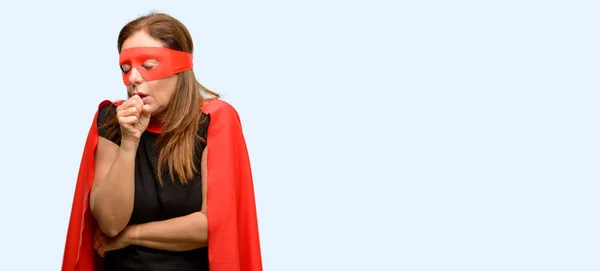Mujer Superheroína Mediana Edad Que Usa Máscara Roja Capa Enferma —  Fotos de Stock