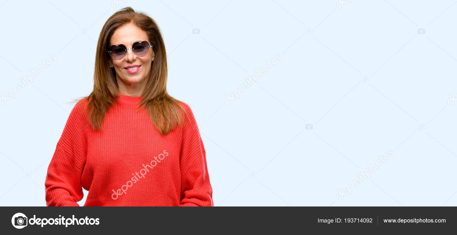 中年女性の心サングラスをかけて自信を持って 大きな自然と幸せ笑顔分離の青い背景を笑って ストック写真 C Krakenimages Com