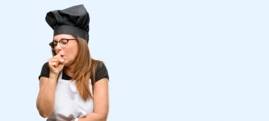 Şef önlük hasta giyen ve öksürük, astım veya bronşit, ilaç izole kavramı mavi arka plan acı orta yaş aşçı kadın