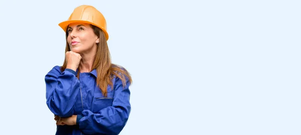 Ingegnere Edile Donna Lavoratore Pensare Alzando Sguardo Esprimendo Dubbio Meraviglia — Foto Stock