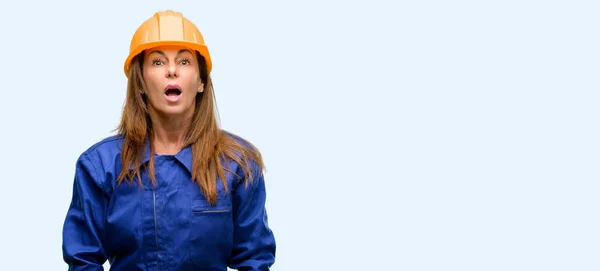 Engenheiro Trabalhador Construção Mulher Assustada Choque Expressando Pânico Medo Isolado — Fotografia de Stock