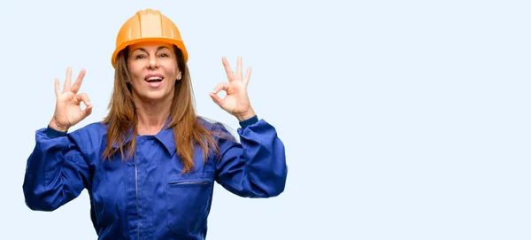 Ingénieur Travailleur Construction Femme Faisant Signe Geste Avec Les Deux — Photo