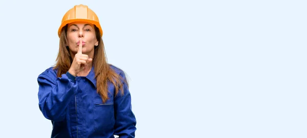 Ingeniero Obrero Construcción Mujer Con Dedo Índice Los Labios Pedir — Foto de Stock