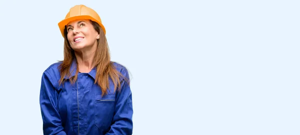 Engenheiro Trabalhador Construção Mulher Pensando Olhando Para Cima Expressando Dúvida — Fotografia de Stock