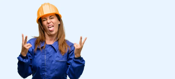 Inżynier Budowy Pracownik Kobieta Patrząc Kamery Wyświetlono Tong Dokonywanie Zwycięstwa — Zdjęcie stockowe