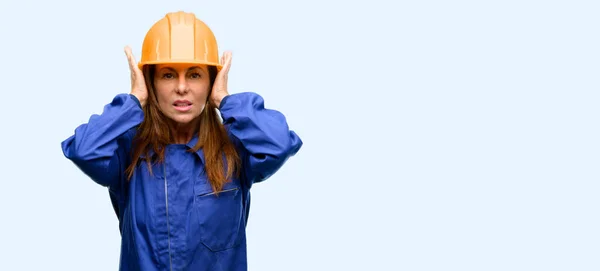 Μηχανικός Κατασκευής Εργαζόμενος Γυναίκα Που Καλύπτουν Αυτιά Αγνοώντας Ενοχλητικό Δυνατό — Φωτογραφία Αρχείου