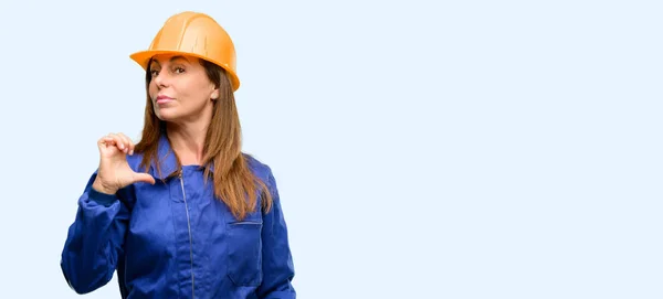 Ingeniera Trabajadora Construcción Mujer Orgullosa Emocionada Arrogante Señalando Con Cara —  Fotos de Stock